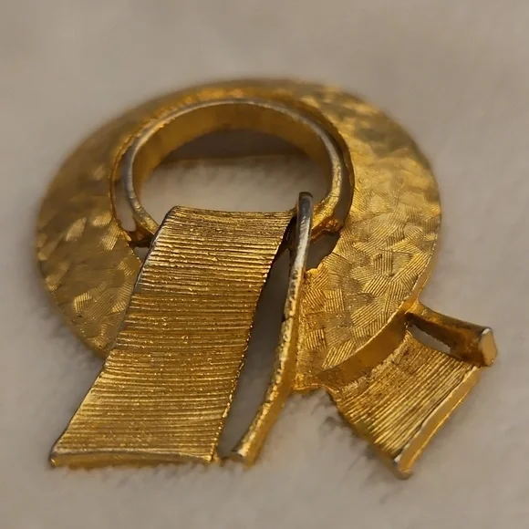 3/$30 Vintage Hammered Goldtone Ribbon Holiday Wreath Brooch - Picture 3 of 4
